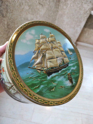 Vintage κουτί μπισκότων S. Jacobsen Baker 12cm ύψος 19cm διάμετρος με σκηνή από Δανέζικο χωριό