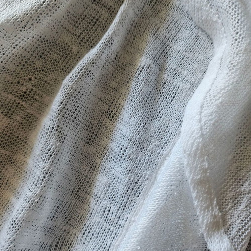 Women's blouse like new, small, with back opening