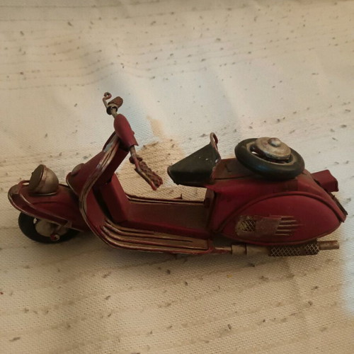 miniature of an old Vespa (370)
