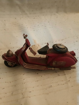 miniature of an old Vespa (370)