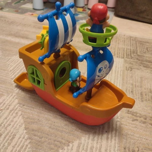 Kiddieland Pirate Ship & Hideout like new with sound effects and figures