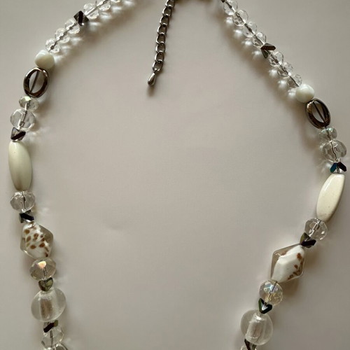 Set of 2 summer necklaces like new, white and pink