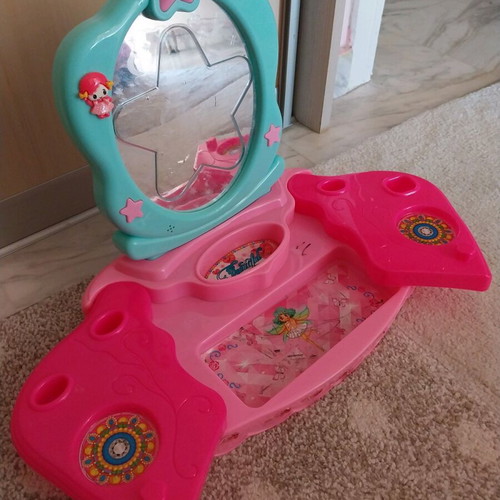 Children's beauty vanity used with cosmetics and light-up mirror