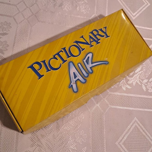 Pictionary Air board game like new