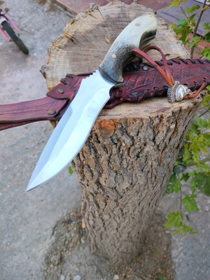 Handmade hunting knife new, spear point style, deer horn handle