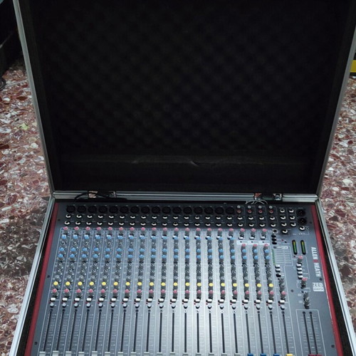 Allen&Heath ZEN 22FX Mixer console like new with aluminum transport case