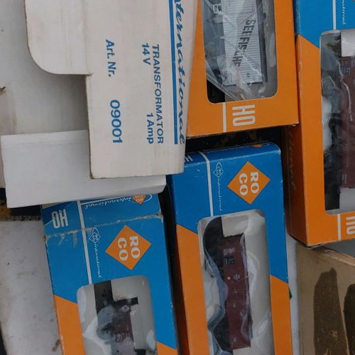Roco train engine with wagons and electric tracks, package in excellent condition