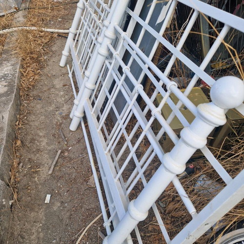 Metal single bed like new without mattress