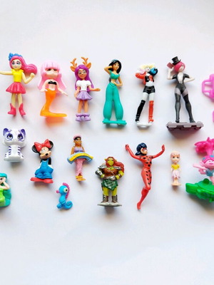 Various small figures like new, pack