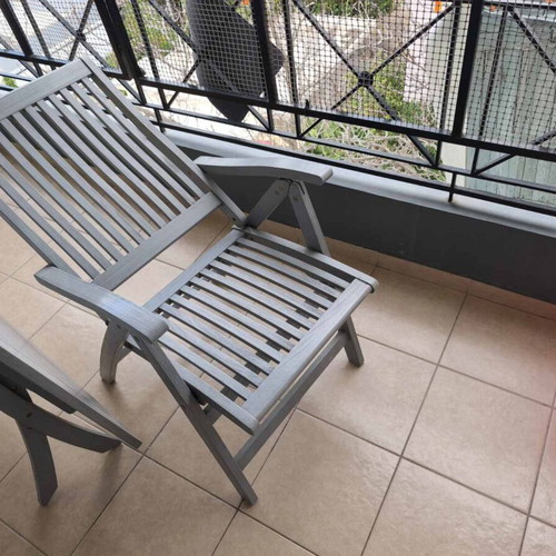 Garden table with 4 chairs and cushions like new