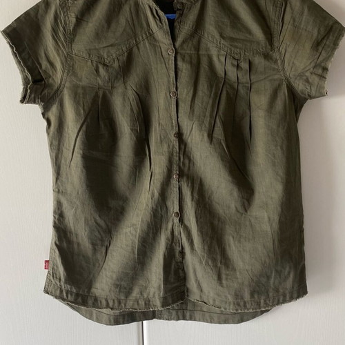 Levi’s women’s shirt M khaki thin fabric like new