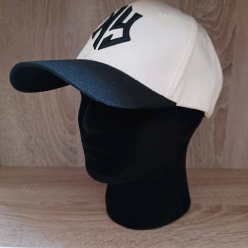 Casual NY hat like new in cream and black