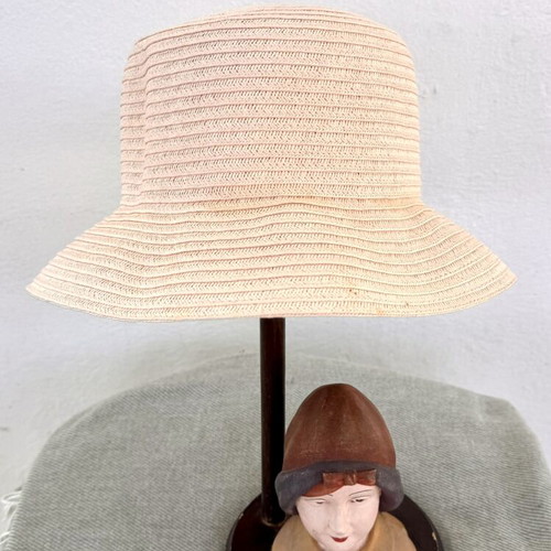 Summer hat made of paper yarn, like new, size S, salmon color