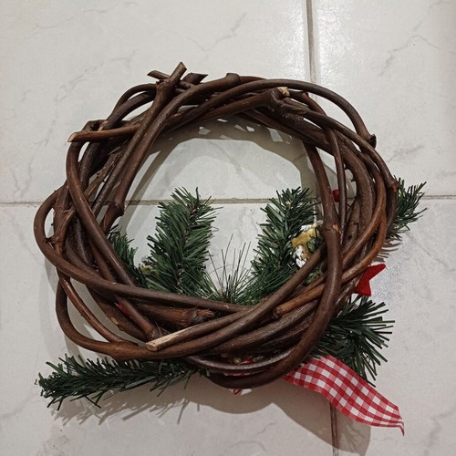 Christmas wreath used with star, pine cones and mistletoe 25cm