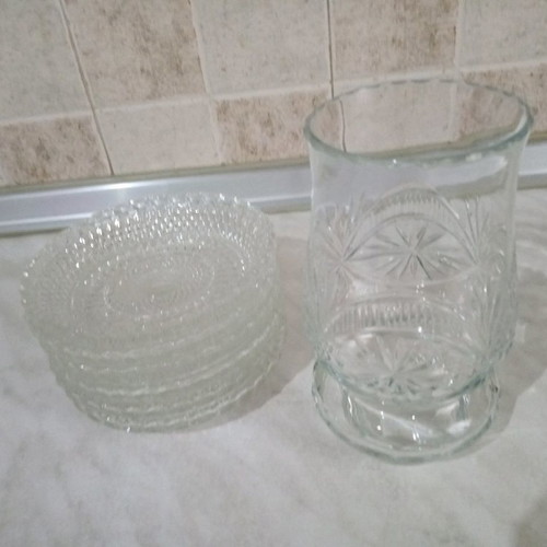 Dessert plates set of 6 and vase in excellent condition