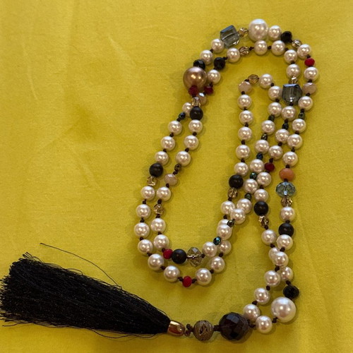 Long necklace with pearls and stones used with black tassel