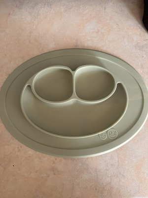 EZPZ silicone plate for babies 6+ months, BLW method