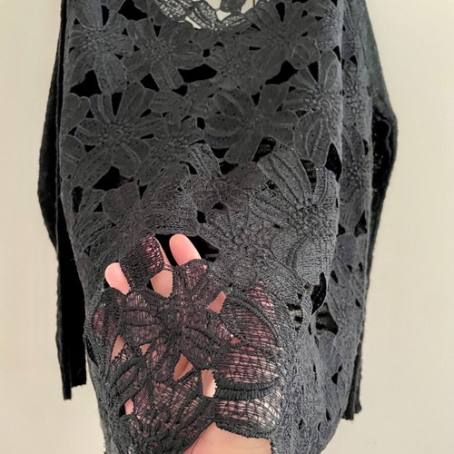 Thin knitted blouse with lace back