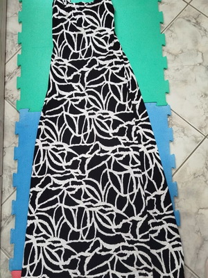 Long women's dress used, fitted with small back opening, size M, black and white