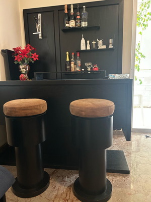 Μπαρ μασίφ ξύλο με 2 σκαμπό μεταχειρισμένο, χρώμα wenge