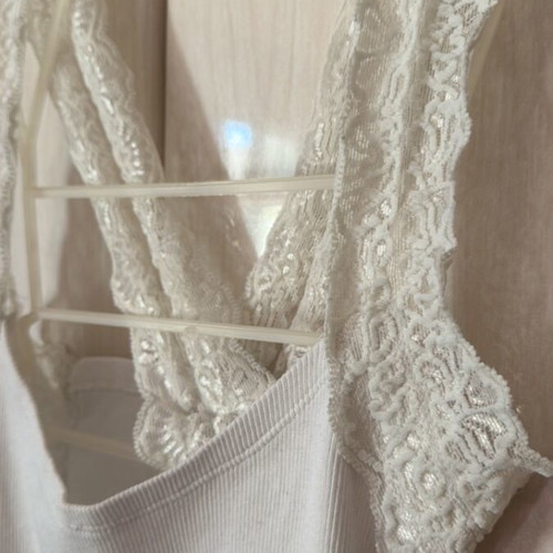 Regalinas top like new, white, elastic fabric