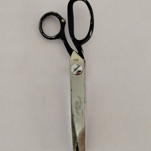 Sewing scissors used with serrated blades for zigzag cutting Solingen Prazision Sandkaulen