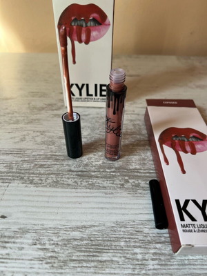 Matte lipstick and lip liner set in nude color new with chocolate scent