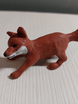 Fox miniature figure like new