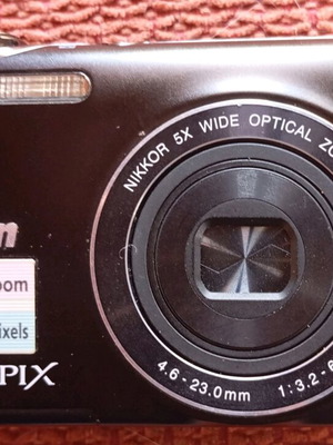 Nikon Coolpix S3100 camera like new, 14MP, 5x optical zoom