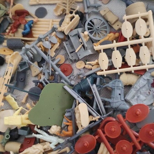 Modeling figures set with statues, horses, forts, shields, weapons