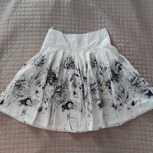 Skirt Lilly.It like new, black and white, size L