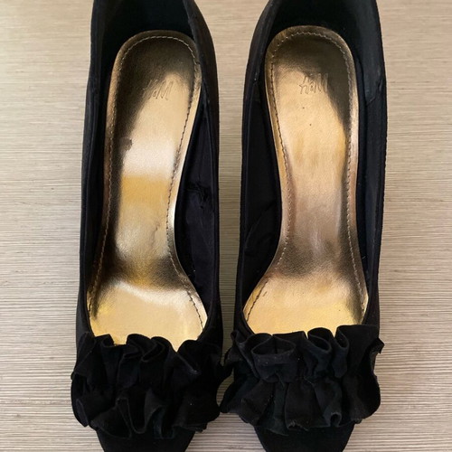 Peep toe black H&M pumps size 38 like new