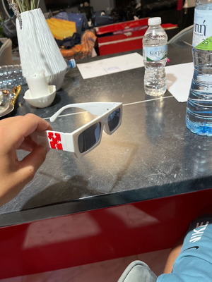 Off White sunglasses like new, white