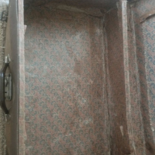 Antique suitcase 100 years old in very good condition