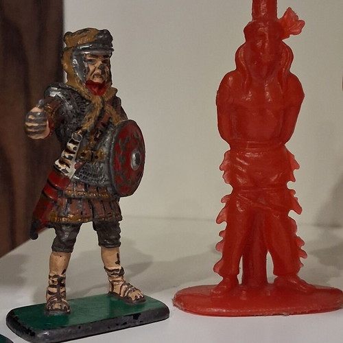 Vintage figurines pack with Indians and soldiers