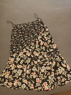 Floral skirt like new, airy with ruffles