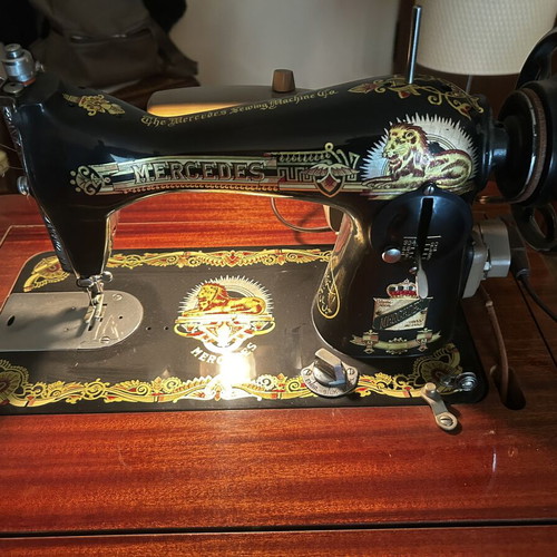 Mercedes sewing machine with cabinet like new, Singer system