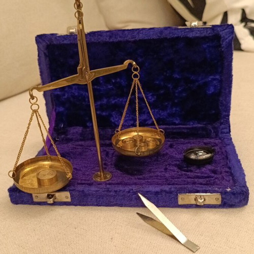 Vintage scale like new, brass in velvet case