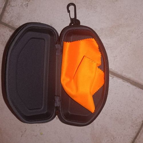 Mati Mati hard glasses case with zipper and hook, like new, black