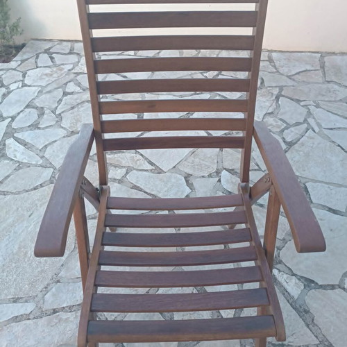 Wooden garden dining set like new with extendable table and 4 folding chairs