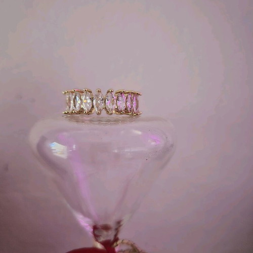 Ring like new with adjustable size and zircon gold color