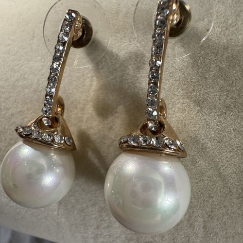 Earrings with pearls and rhinestones like new, gold tone