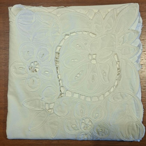 Vintage square tablecloth with white Richelieu cutwork embroidery (77x79 cm)
