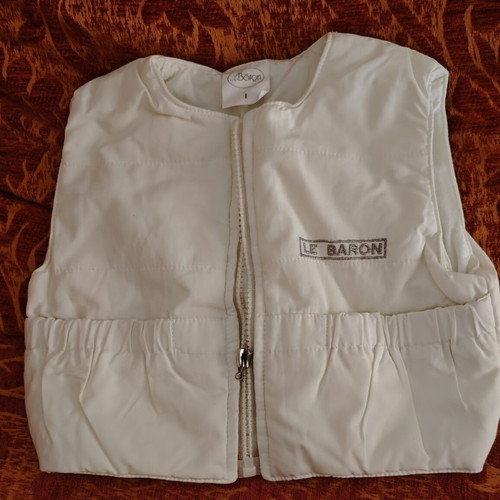Le Baron baby sleeveless vest size 1, white
