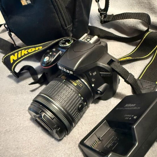 Nikon D3300 camera like new with box and case