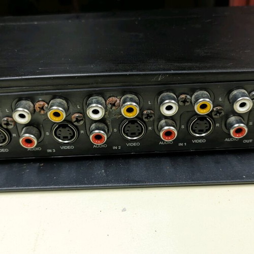 4-Port Audio Switch used with RCA output and headphone jack