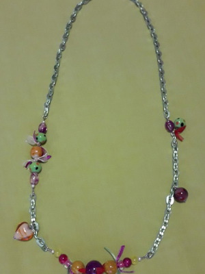 Μακρύ πολύχρωμο κολιέ μεταχειρισμένο με μεταλλική αλυσίδα