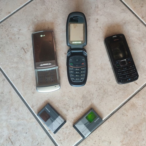 Old mobile phones for collectors used with two Nokia batteries