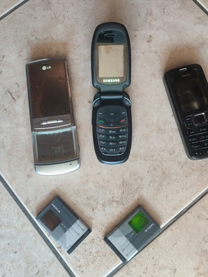 Old mobile phones for collectors used with two Nokia batteries