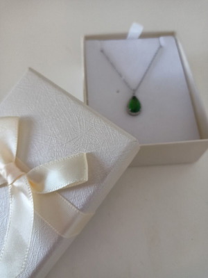 Silver necklace S925 with green teardrop stone, like new